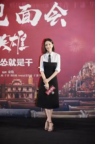 佟丽娅牵手神秘男性上热搜,火速发博澄清,白色衬衫渔夫帽气质佳