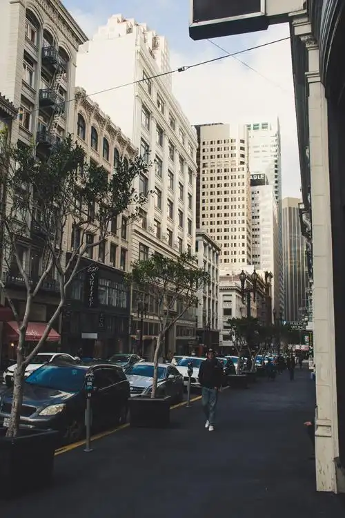 在街上行走的人