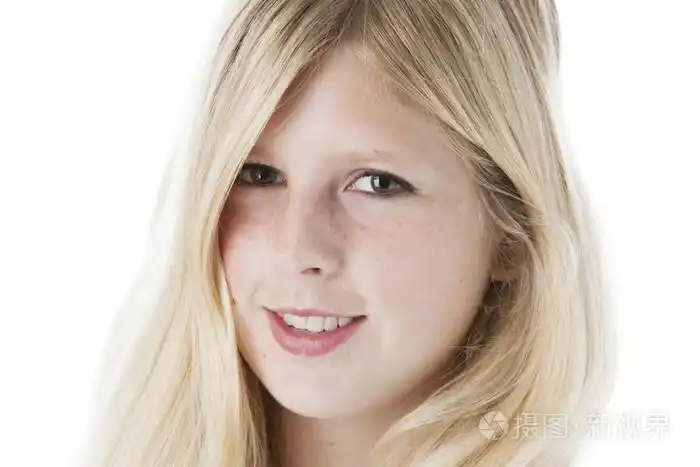 白种人微笑着少女的爆头