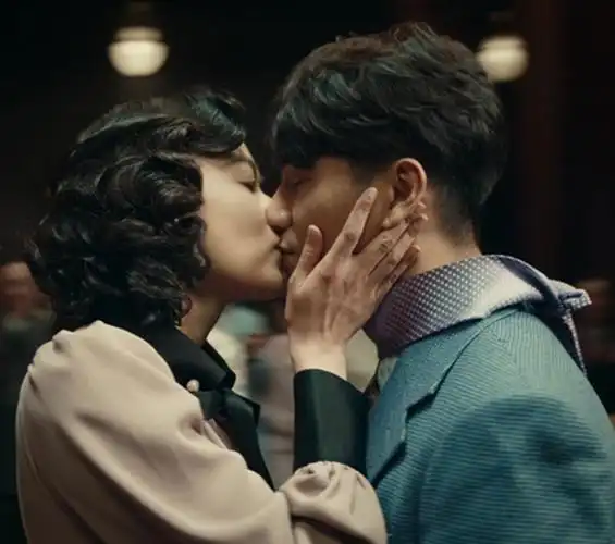 陈坤新剧一人分饰两角,《脱身》里跟万茜接吻的到底是谁?