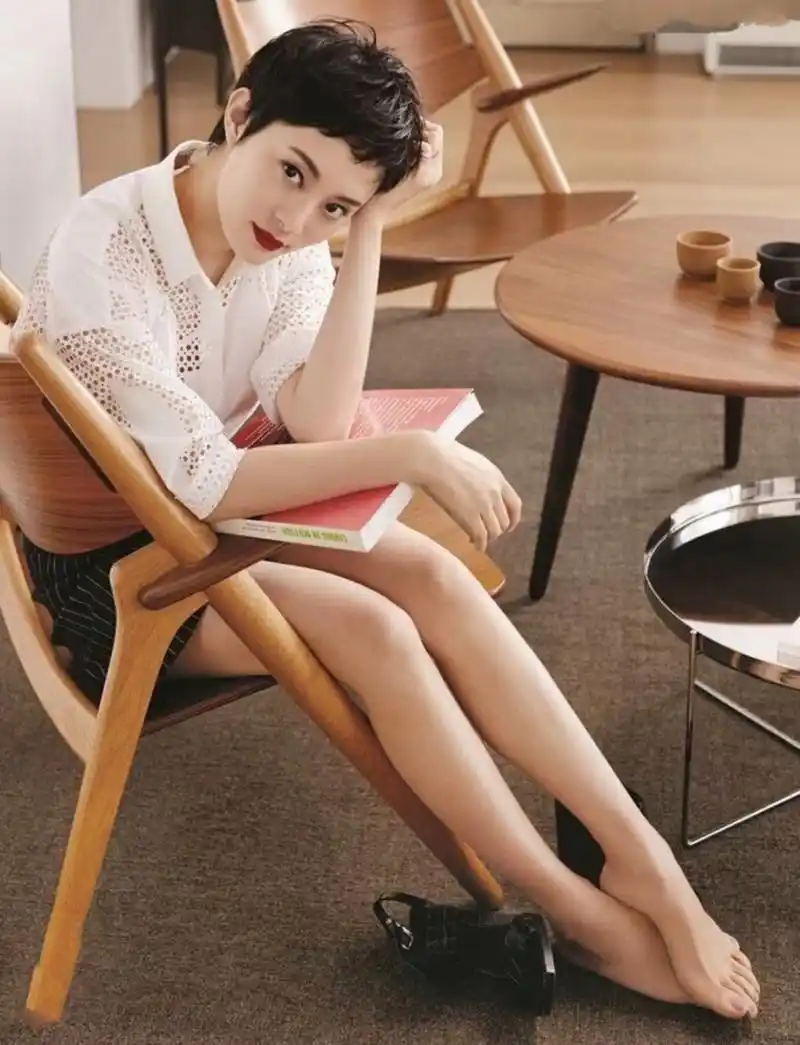 看书的孙俪,美腿玉足美拍.