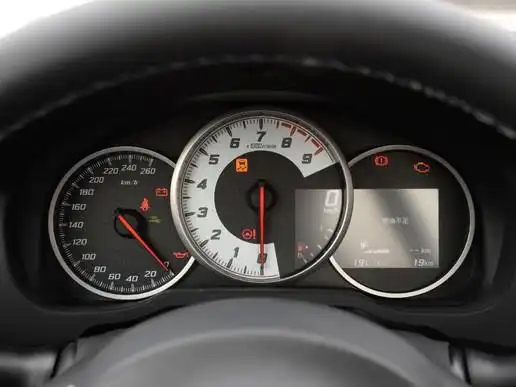 仪表盘为典型跑车风格布局,位于中间的白底转速表中7500转红线级9000