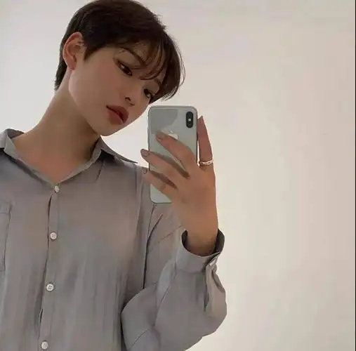 最常见的就是韩式的少年感超短发了女生剪起来也是英气逼人露出优越的