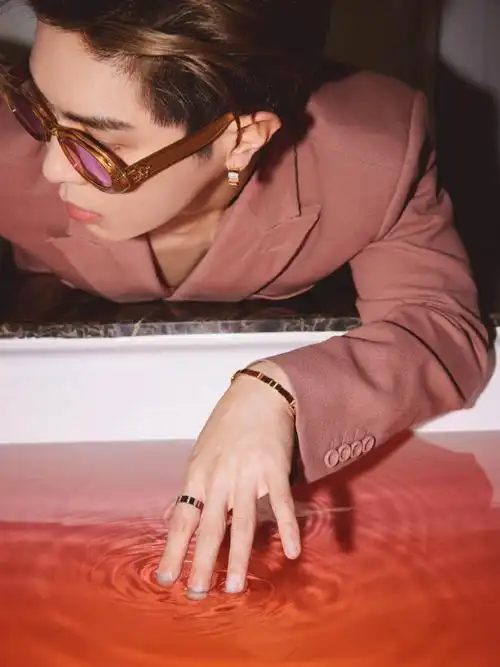 马伯骞粉色深v西装造型##马伯骞镜像氛围感大片##费加罗风尚盛典