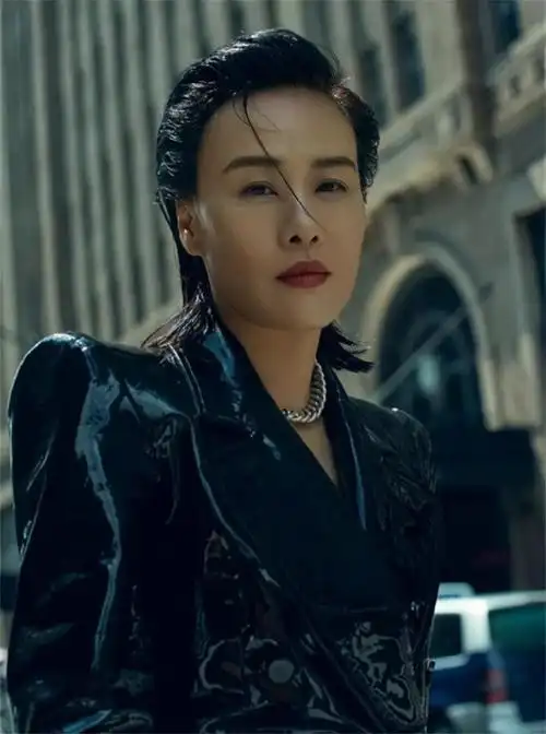 回顾邬君梅,被日本巨星抛弃,嫁二婚好莱坞导演,57岁被宠成公主