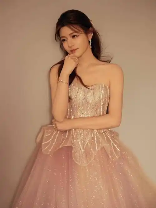 陈妍希粉色薄纱抹胸礼服裙,轻纱飞舞浪漫唯美,花苞裙摆灵动飘逸