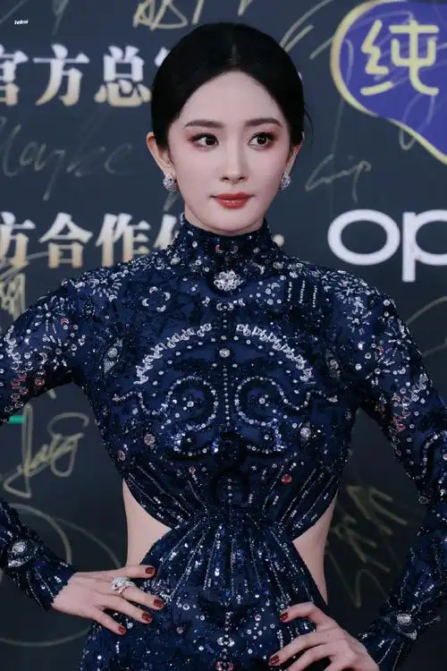 杨幂 微博之夜要做的选择题##杨幂 这是我穿过最美的裙子