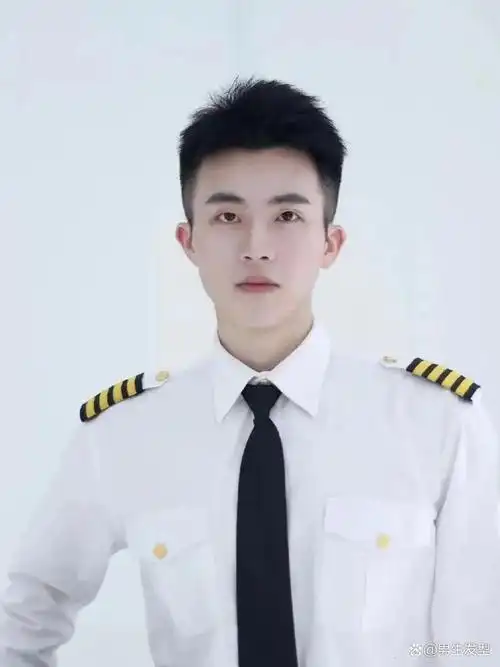 年轻的男生剪这3款"露额"发型,阳光又帅气,颜值蹭蹭涨