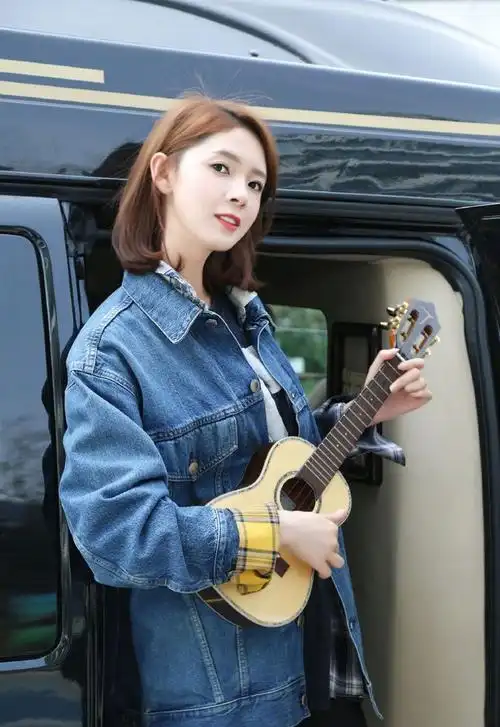 牛仔套装带来了一种轻松休闲的风格,加上陈瑶干净利落的短发,更是使得