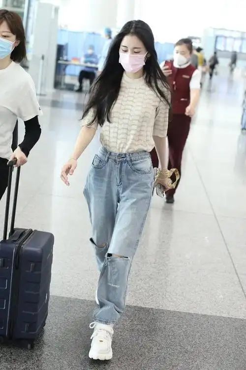 张碧晨的腿真够细的穿长靴靴口还有缝一般人做不到这样