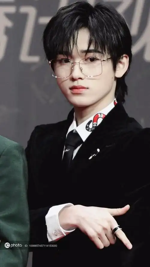 独家:星光大赏红毯 时代少年团宋亚轩戴眼镜亮相斯文帅气 - ic_photo