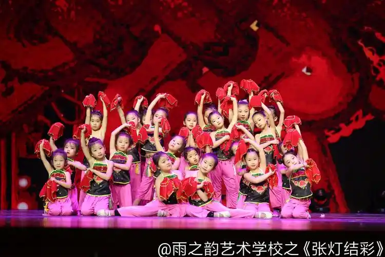 少儿舞蹈表演培训 写美篇想让你的学生在儿童节展现一个精彩的舞姿吗?