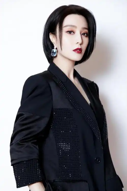 范冰冰登俄罗斯杂志封面,梳一头脏辫涂红唇又飒又美