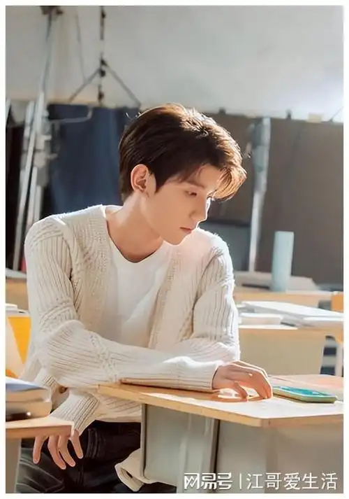 王源吸烟风波后蜕变成熟,音乐之路再启航,粉丝期待新篇章!