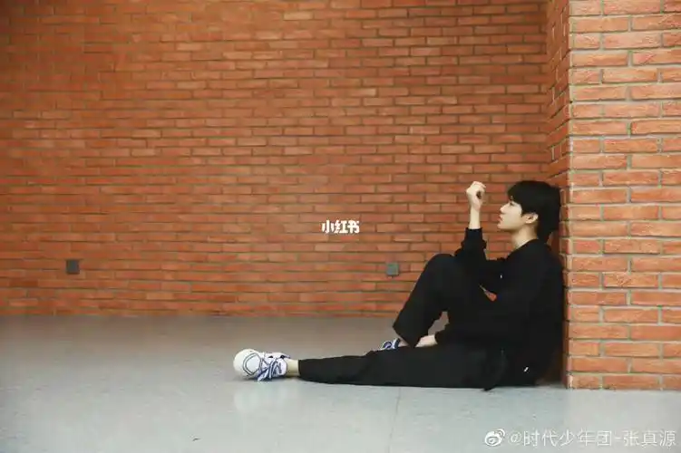 只要站的时间长了点,腰就会又酸又疼,甚至弯不下腰,张真源还是很疼我