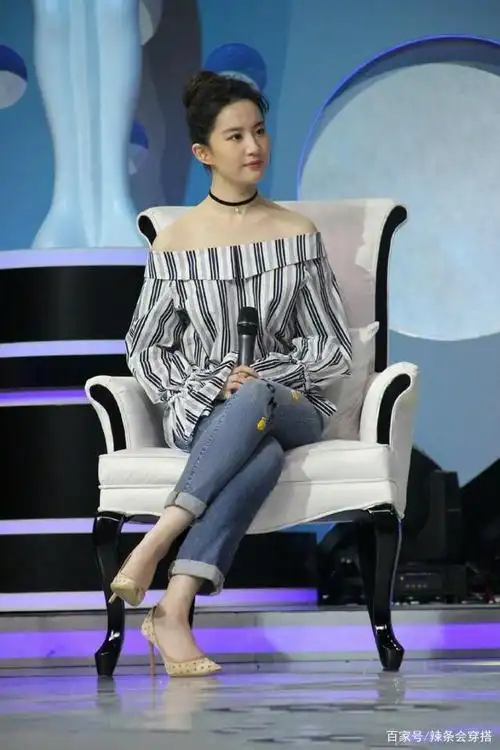 李小萌也发福了,穿紧身吊带配阔腿裤走机场,露出副乳真尴尬!