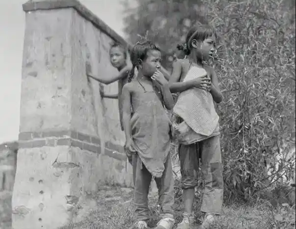 民国老照片:衣着破烂的孩子抱大碗吃饭,女童趴强泪流满面!