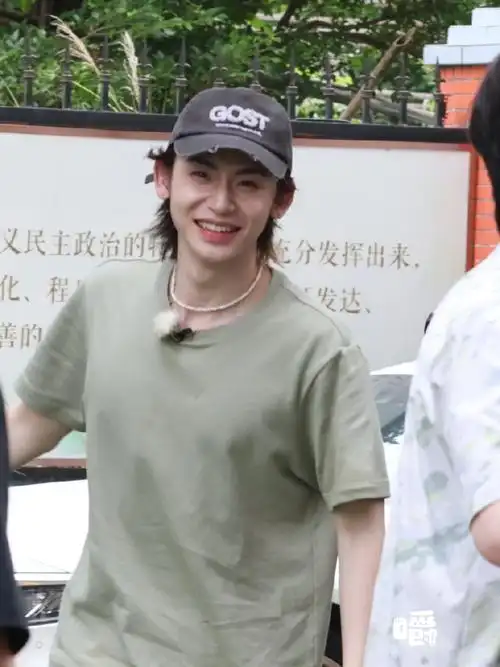 小鬼王琳凯我们仨##小鬼的恋爱请柬我收到了##小鬼王琳凯0520生日