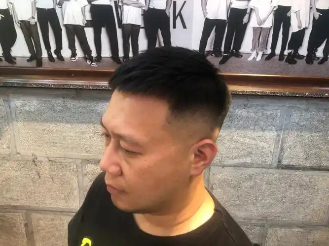 男生剪这种发型,既保留了清爽的感觉,又不显得很成熟