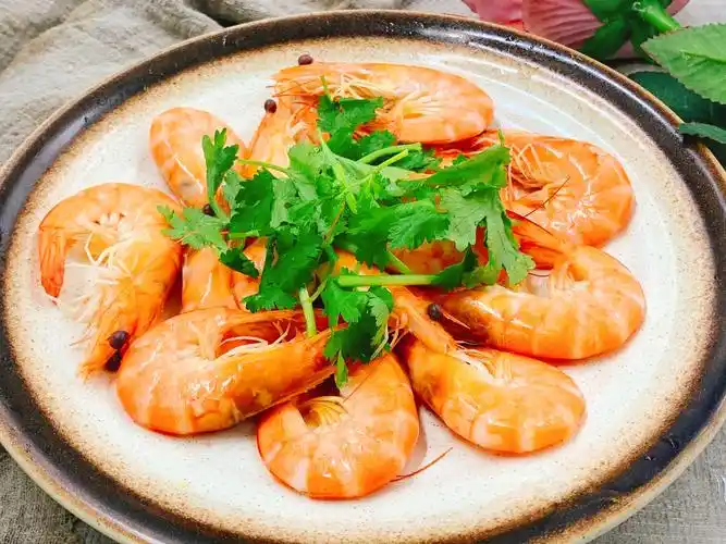 水煮虾时,最忌水开下锅!饭店老板:牢记3点,虾肉鲜嫩无腥味
