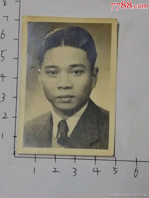 民国梳着油头的男子老照片人物很精致精气神十足