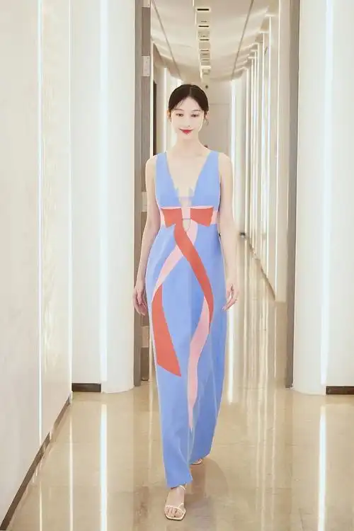 抛开清甜风的张俪,凭借一条深v长裙,美出了"超模范"!_裙子