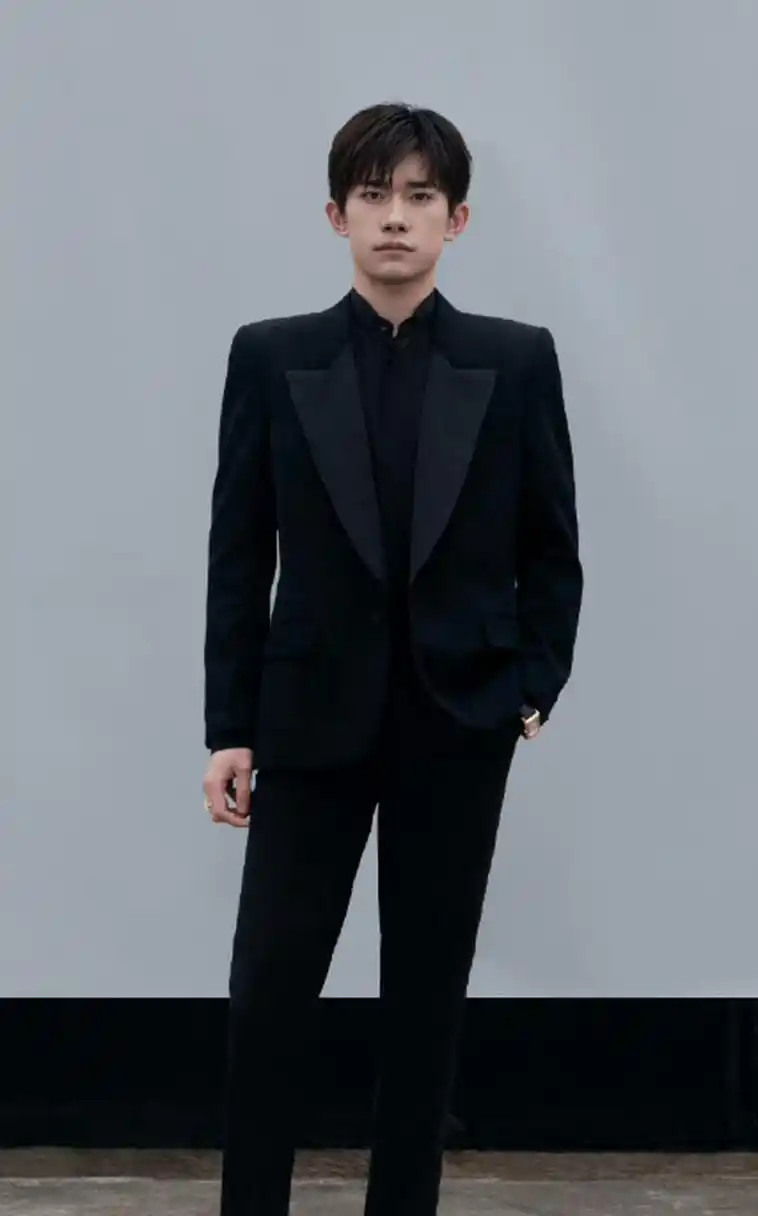 易烊千玺又穿黑西装,很有质感的一张脸