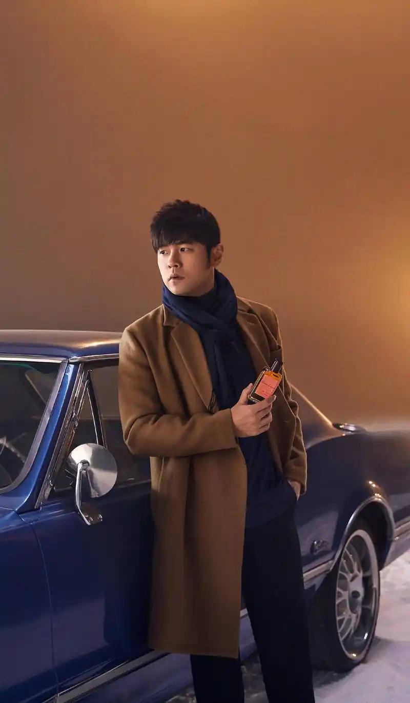 周杰伦最新宣传照出炉,高端香水被他代言成3块钱奶茶既视感!