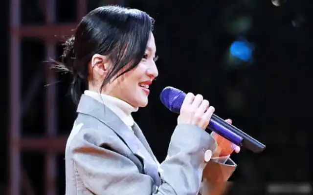张韶涵出席活动歌曲唱到一半停止演唱难过坦言对不起