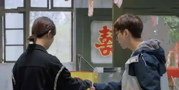 对女嘉宾疯狂献殷勤,黄磊看破了他的小心思_杨紫_张子枫_绯闻