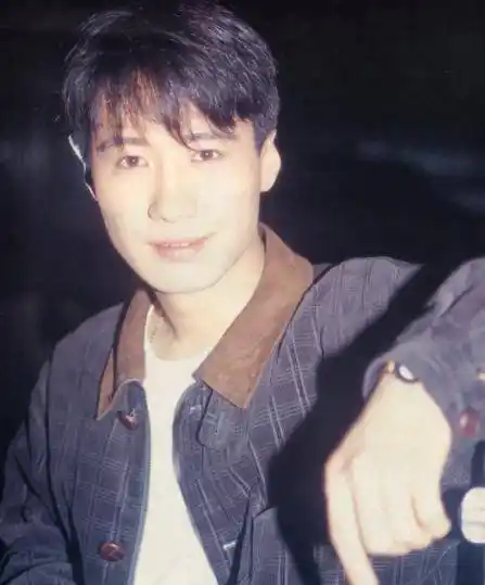 黎明的外形十分出众,干净帅气.