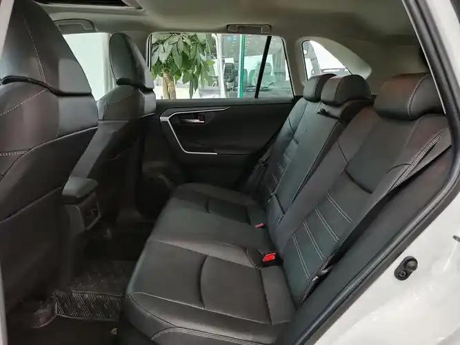 静态体验丰田凌放:颜值可比雷克萨斯,但优缺点也很明显!