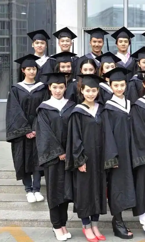 景甜郑爽班级合照大甜甜以绝对优势胜出阚清子就输在脖子上了