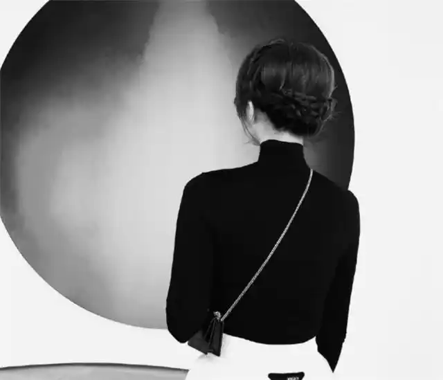 余霜晒黑白照背影神似奥黛丽赫本没有颜色也遮掩不了她的美