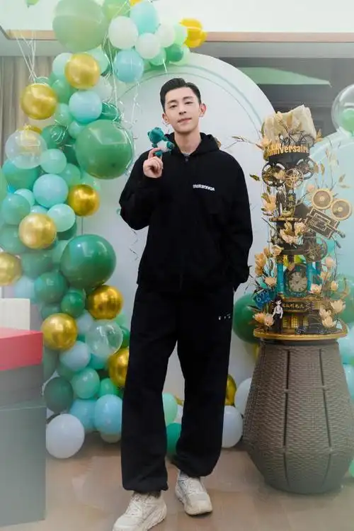 邓伦工作室也还晒出了一组邓伦生日宴会的现场照片,画面中的邓伦身穿