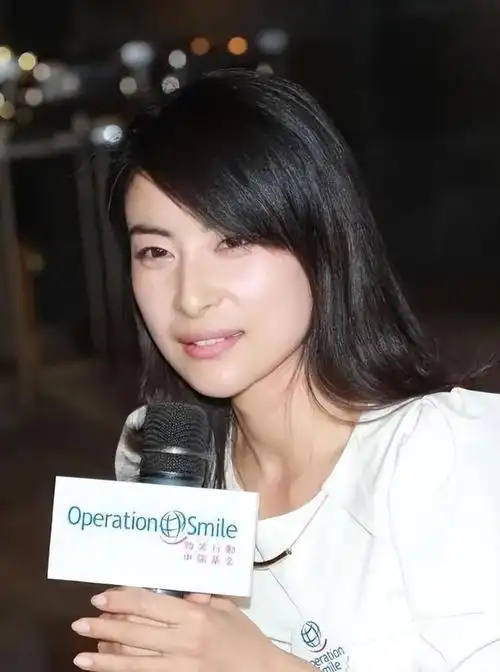 "国民好媳妇"形象崩塌,郭晶晶不装节俭了?道德绑架真可耻!