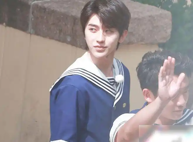 跑男录制新路透,蔡徐坤海军服超帅气,我却聚焦于娇小可爱的baby