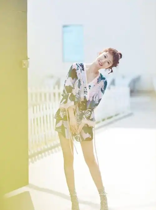 被都挺好李念美到了一身印花连体短裤秀美腿扎葫芦辫太甜