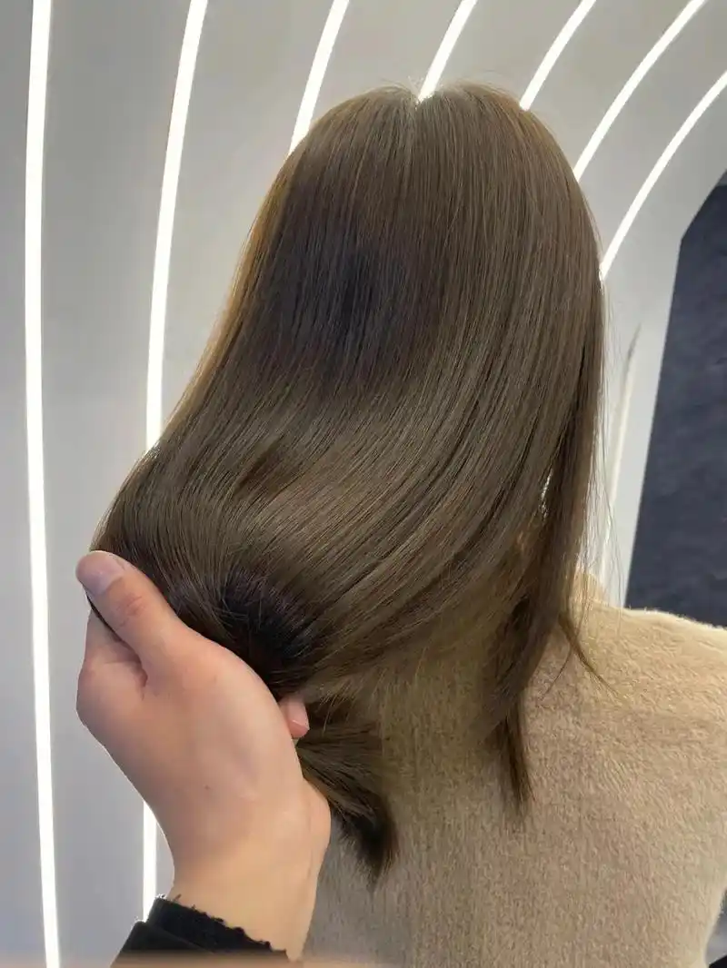 很日常又不会夸张的颜色 室内自然光下 是很自然的棕色 整体色调非常