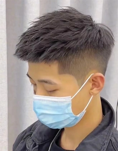 铲青碎盖头锡纸烫,这款烫发较为简单,打理没有难度.