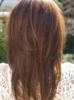 美容 > 正文   路线2:华丽可爱   正面:顶部以大量碎发突出松软感