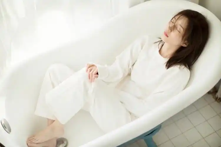 江疏影浴缸慵懒风写真