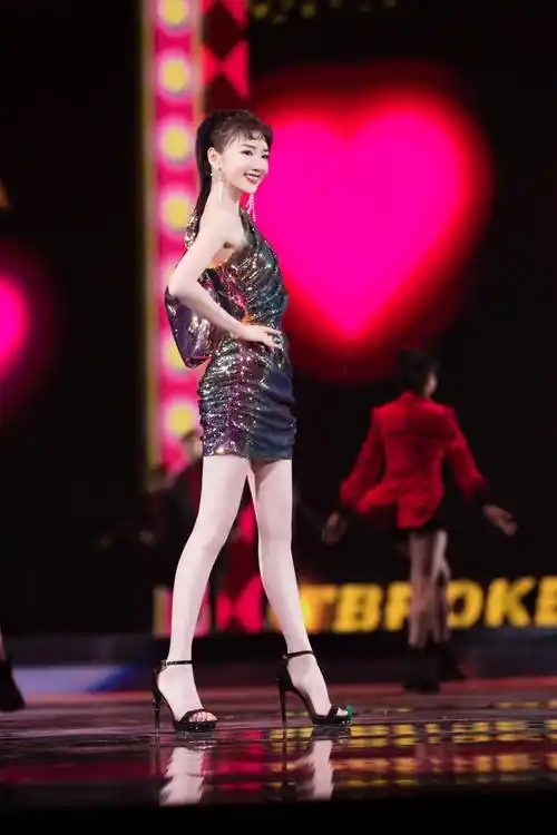 毛晓彤百变写真太惊艳!她肤白貌美大长腿修长性感撩人