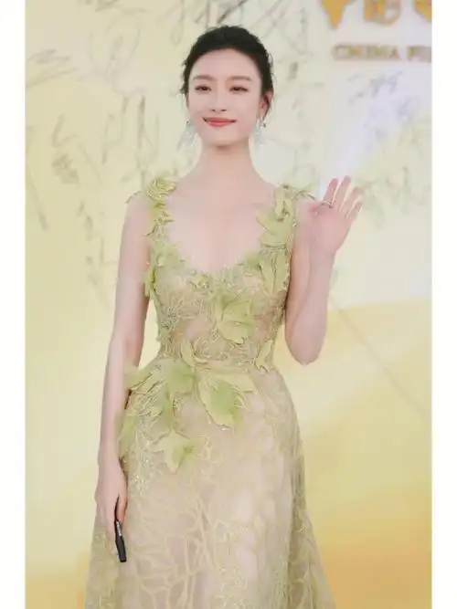 谁懂啊女明星倪妮红毯造型