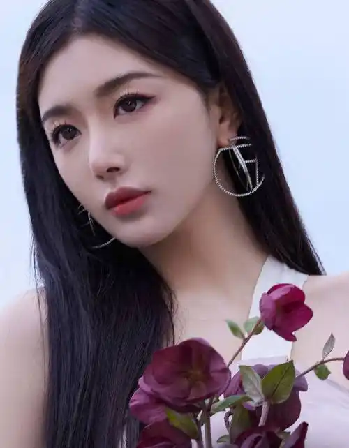 孔雪儿身穿浅紫色露背长裙,风中舞动的秀发与裙摆,美不胜收-爱读书