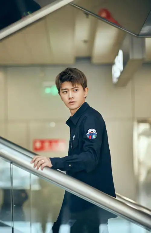 任嘉伦清爽帅气机场照图片24