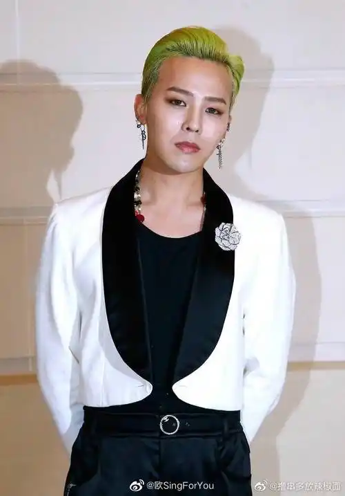 权志龙晒短发自拍照