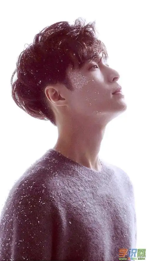 那么在张艺兴的众多写真壁纸当中,有哪些图片适合作为我们手机的桌面