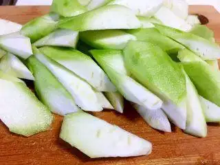 丝瓜蛋花汤,丝瓜切成菱形,这样熟的快而且容易入味