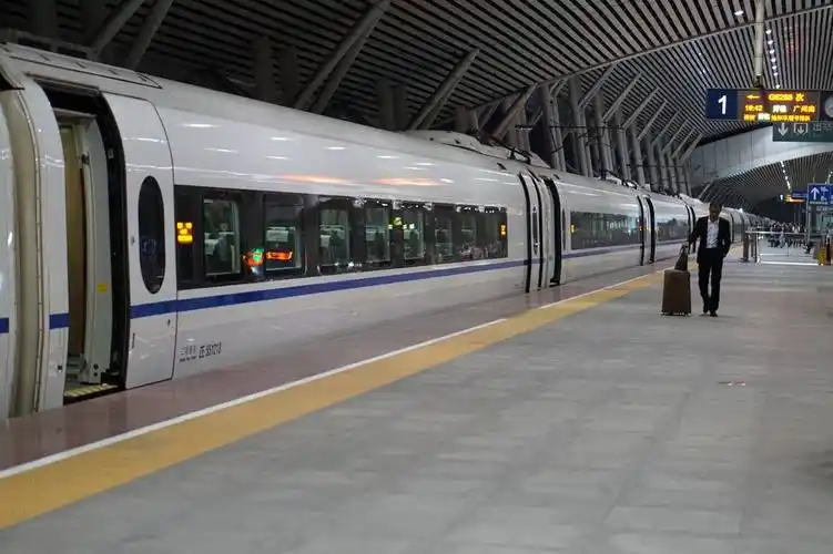 原创搭乘高铁中途下车抽烟车开走怎么办乘务员说一句话就行